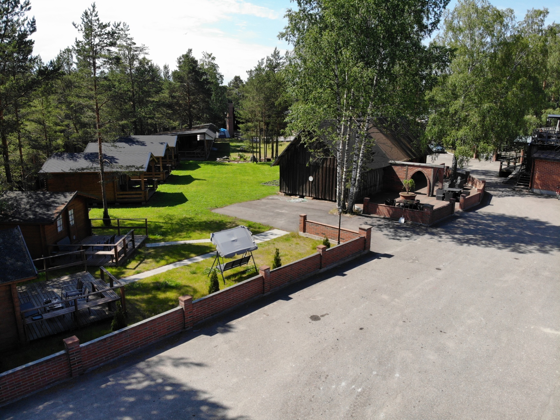 Viking Motel männikön keskellä Hangossa